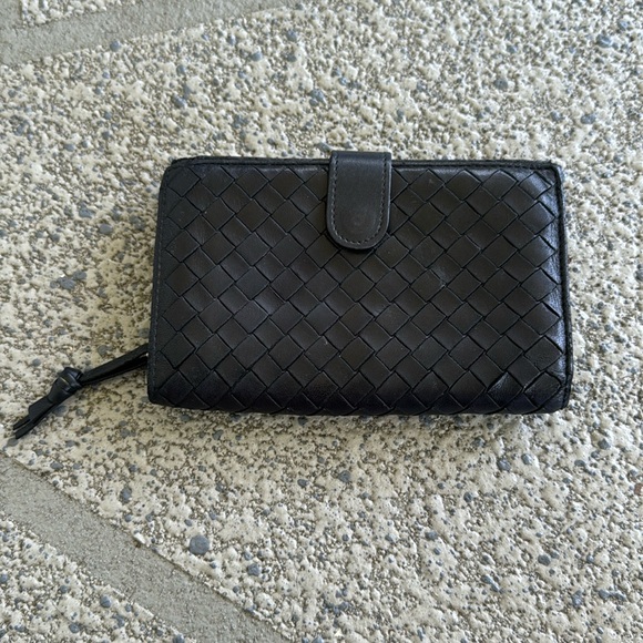 Bottega Veneta black genuine leather woven bifold snap closure wallet - Picture 2 of 13